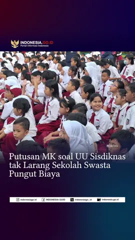 Putusan Mahkamah Konstitusi terkait uji materiel Pasal 34 ayat (2) Undang-Undang Nomor 20 Tahun 2003 tentang Sistem Pendidikan Nasional (Sisdiknas) tidak melarang sekolah atau madrasah swasta tertentu untuk memungut biaya dari peserta didik. Sekolah swasta tertentu yang dimaksud MK, antara lain, sekolah swasta yang menawarkan kurikulum tambahan selain kurikulum nasional dan sekolah swasta yang selama ini tidak menerima bantuan anggaran dari pemerintah. Dalam kasus itu, peserta didik secara sadar memahami konsekuensi pembiayaan yang lebih tinggi sesuai dengan pilihan dan motivasinya ketika memutuskan untuk mengikuti pendidikan dasar di sekolah/madrasah tertentu.  #PutusanMK #SekolahGratis #UUSisdiknas #NegaraHadir  #Indonesiagoid #InformasiPublik #BeritaTerkini 