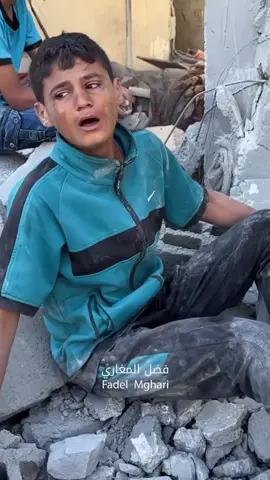 5-29-2025 💔 Unimaginable pain... A devastated child weeps bitterly for his father, who is still trapped under the rubble after an Israeli strike targeted a residential block this morning in Al-Bureij camp, central Gaza Strip, leaving around 25 people dead and many others injured. #Gazaholocaust #gazaforcedfamine #FreePalestine 