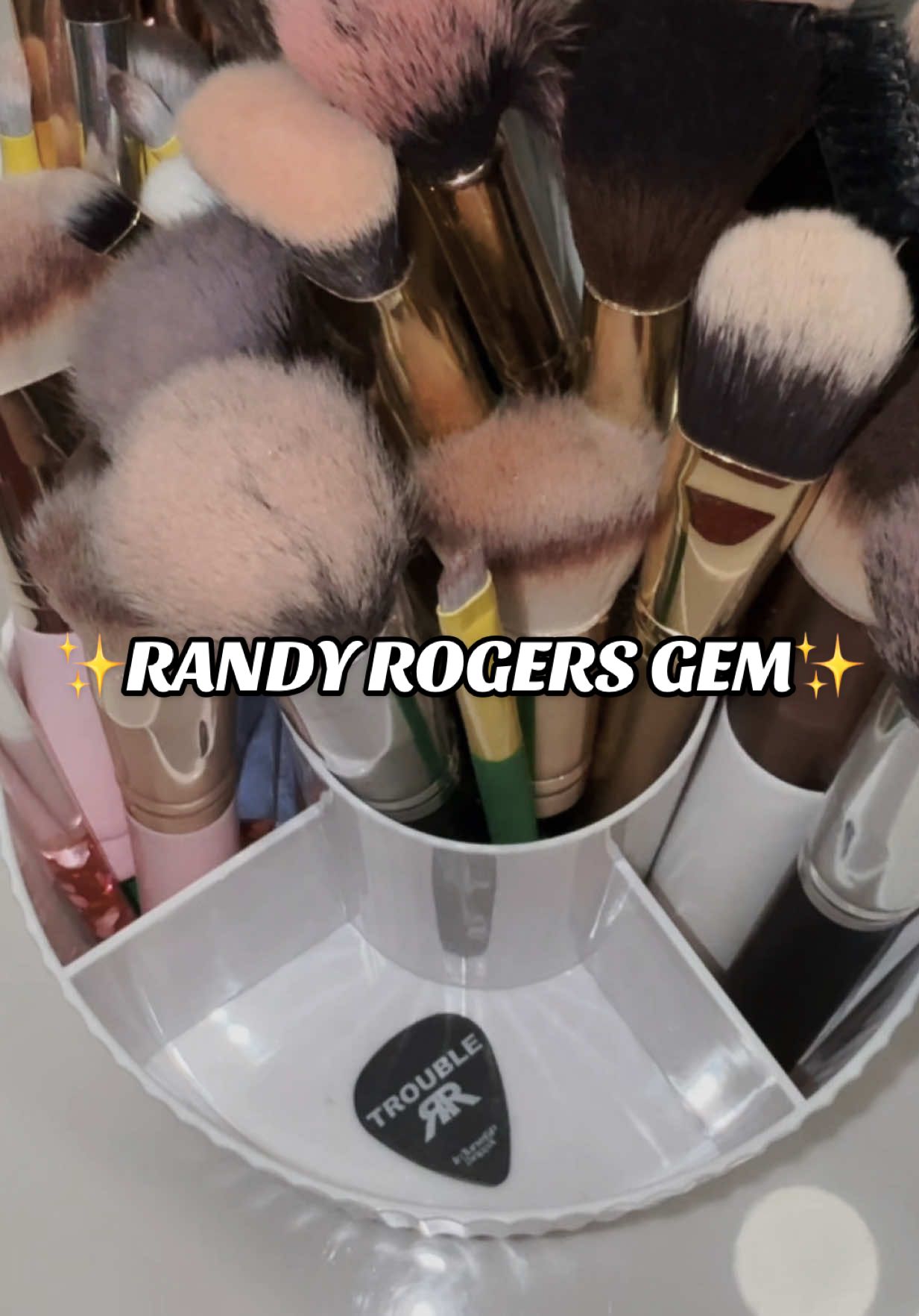 I miss you guys! I’ve been so busy with life lately! Buuttttt..while still trying to unpack in my new house, I found this gem! Love me some @randyrogersbandmusic ♥️🙌🏻 • #austincitylimits #randyrogersband #rrb #randyrogers #birthdaygirl #guitarpick #musictok #texascheck #gem 