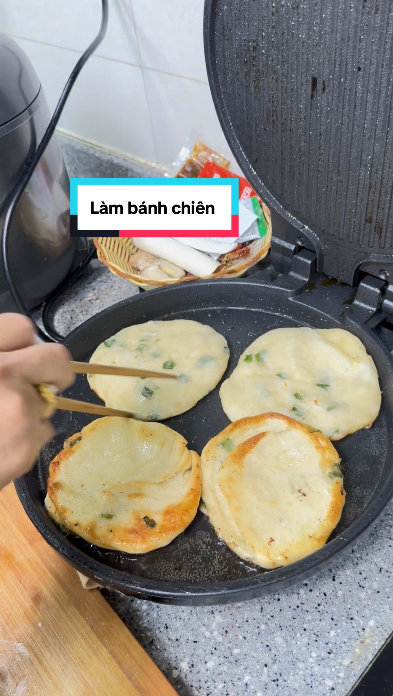Nay mẹ chồng em làm bánh chiên.. ăn giòn ngon luôn 🥰#giaitri #giadinh #giadinhbenana #cuốcngthuongngay #cuocsongtrungquoc #giaitritonghop #monngonmoingay #monngontrungquoc 