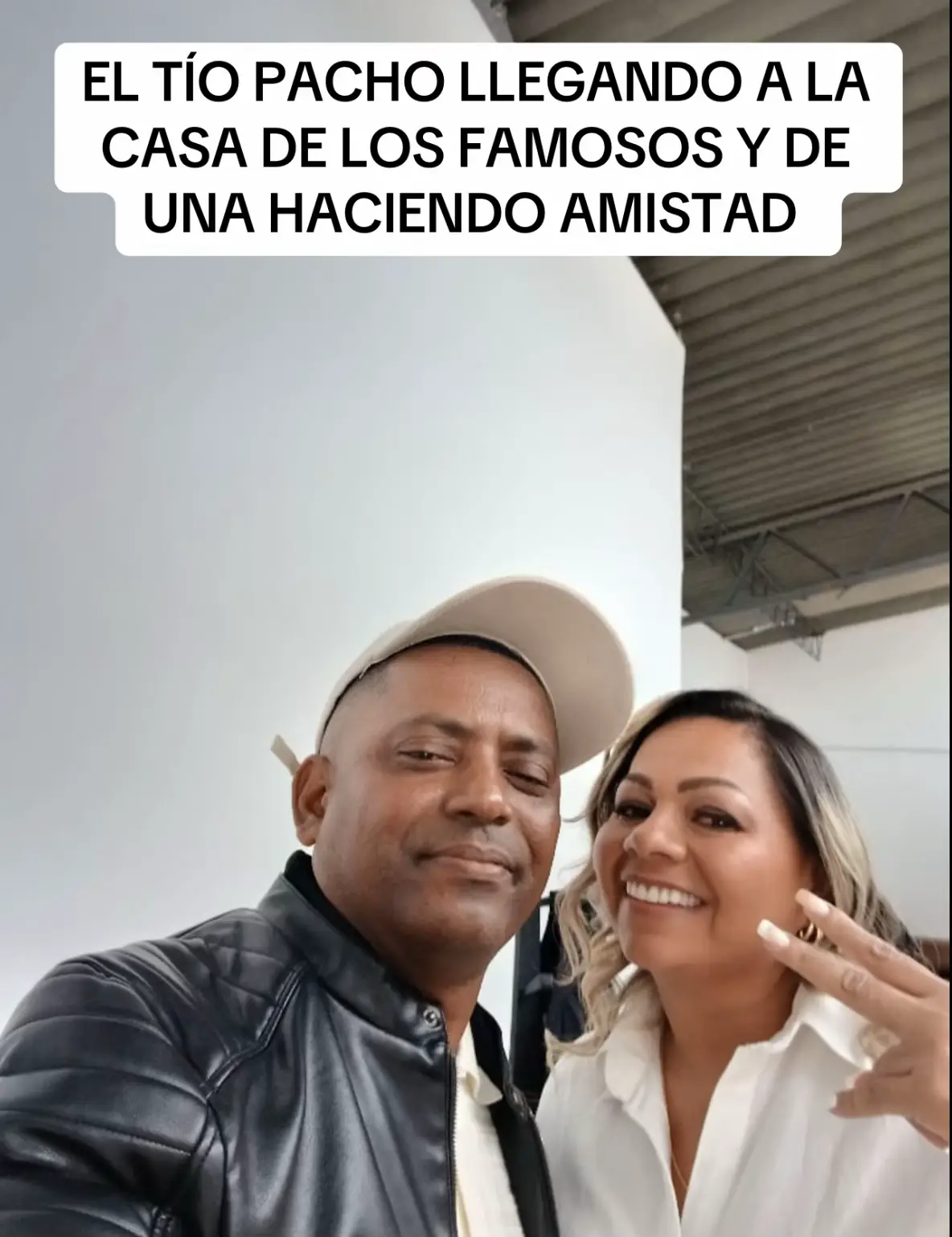 EL TÍO PACHO LLEGANDO A LA CASA DE LOS FAMOSOS Y DE UNA HACIENDO AMISTAD 😀😀