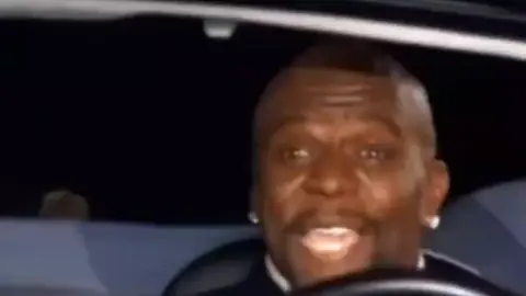 негр поёт в машине 