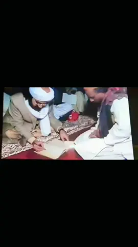 حضرت علامہ نصیرالدین صاحب کا مولوی حیدر وہراں والے کے ساتھ ایک یاد گارلمحہ۔  #Sufism #naseeruddinshah with #Qawal #molvie_haider_hassan #vehranwalay #viralvideo #tiktok #fyp #foryou #qawalistatus #shortvideo 