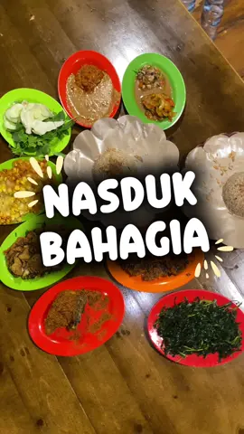 Beneran bikin bahagia ini mah. Warung Nasi Uduk Bahagia punya belasan pilihan lauk, ada ayam gorenv serundeng sampai lele goreng chili oil. #nasiuduk #nasiudukbahagia #placetogo #lelechilioil #nasiudukenak #fyp 
