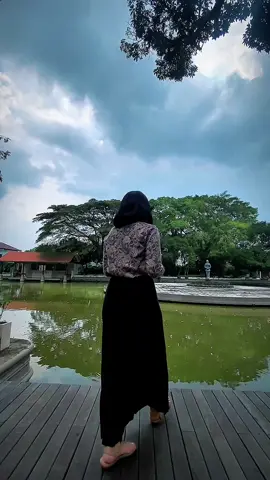 🌿 Ngga nyangka Solo punya ‘hutan kota’ seindah ini! Jalan-jalan ke Taman Balekambang berasa healing di tengah alam—padahal masih di tengah kota! 😍✨ Penataan makin cakep, vibes forest-nya dapet banget, cocok buat piknik, ngonten, atau sekadar lepas penat. 🌳 Keren banget liat keseriusan Kota Solo ngembangin ruang hijau jadi destinasi wisata yang kece & ramah publik. Kota budaya, kota wisata, dan sekarang… kota dengan forest vibes juga! 🔥 📍Taman Balekambang, Solo Wajib masuk bucket list kamu kalau lagi mampir ke Solo! 🌱 #BalekambangVibes #JalanJalanSolo #HiddenGemSolo #HutanKota #WisataSolo #SoloHeritage #ForestVibes #HealingDiKota #ExploreSolo #KotaSoloKeren #WisataIndonesia #viralsolo 