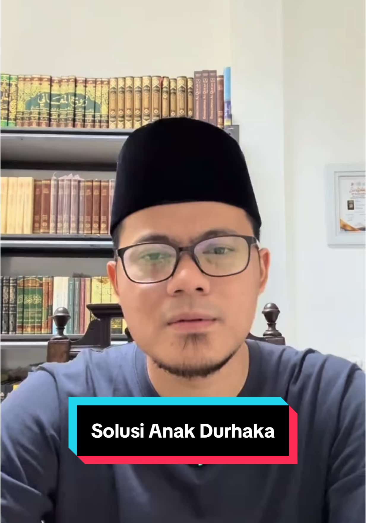 Anak melawan orang tua itu jelas salah. Tapi sayangnya beberapa orang kadang lebih terfokus pada kesalahan anak. Tanpa mempertanyakan cara orang tua itu sendiri dalam memperlakukan anaknya. Anak yang kerjaan diomelin terus ya udah pasti rusak secara mental. Kalau mental udah rusak, biasanya rasa hormat juga akan hilang. Rasa hormat hilang, kasih sayang juga biasanya ikutan ilang. Ujung2nya ya begitu.  Pola interaksi yang rusak akan susah membangun mentalitas yang baik. Karakter yang baik harus dibangun di atas pendidikan yang baik. Dan mendidik anak itu bukan cuma nyekolahin doang. Yang paling penting itu justru di rumah. Dia diajarin apa sama orang tuanya? Diperlakukan seperti apa? Diberikan tontonan apa? Dan sejauh mana orang tua mampu menciptakan lingkungan yang baik untuk anak itu? Anak-anak bandel itu pada umumnya kurang terpenuhi kebutuhan rohaninya. Di rumah mereka tidak dapat. Di luar juga lingkungannya rusak. Sekolah cuma jadi formalitas doang. Bapak ibunya kadang nggak salat. Ngajarin ngaji nggak. Dzikiran bersama nggak pernah. Membaca sirah nabi nyaris nggak ada waktu. Yasudah. Mau nggak mau hasilnya emang begitu.  Dan kondisi itu akan semakin parah kalau orang tuanya membawa uang haram ke dalam rumah. Lalu daging sang anak tumbuh dari harta haram itu.  Jangan berharap banyak. Dan jangan heran kalau anaknya mewarisi akhlak fir’aun. Jadi, saran saya, jangan menyoroti kesalahan anak terus menerus. Cara orang tua mendidik juga perlu dikoreksi dan dibenahi. Karena akar masalahnya kadang2 justru dari situ.  #anakmuda #barak #militer #pendidikan #nuruddin #motivasi 