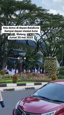 Demo di depan balaikota Malang siang ini. Jumat 30 mei 2025 #infomalang #infomalangrek #newsupdate #beritamalang #malangnews 