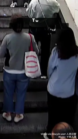 Duty with heart! Armed police officers leaped over an escalator to swiftly assist two elderly people who had fallen. #HeartofChina