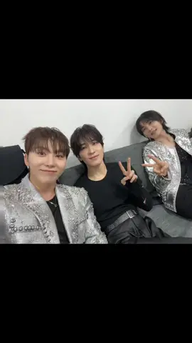 Dan by Sheila On 7 is playing#fyp #xyzbca #wonwoo #jeonwonwoo #jeonghan #yoonjeonghan #seungkwan #booseungkwan #seventeen #carat #siganteng #kangen 