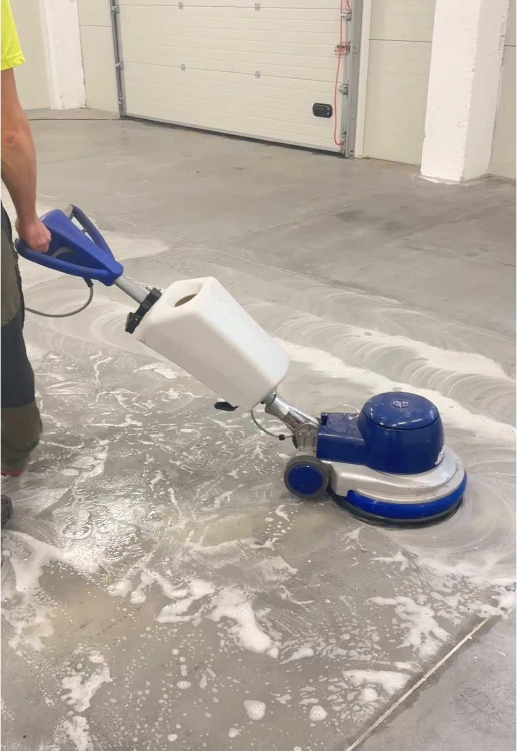 ✨ Üks video – mitu lahendust! Vaata, milliste töödega aitame hoida kodu, hoovi ja tehaseid korras ning esinduslikuna: 🧼 Tänavakivide puhastus – eemaldame mustuse, sambla ja plekid. 🛋 Tekstiilpindade süvapuhastus – diivanid, toolid, madratsid jälle värskeks ja puhtaks. 🧽 Põrandate süvapuhastus – sära ja puhtus, ka seal, kuhu igapäevaselt ei ulatu. 🎨 Joonte värvimine – selged piirjooned ja organiseeritud pind. 🌿 Rohimine ja haljastus – roheala hooldatud ja silmale ilus vaadata. Meie töö ei ole lihtsalt puhastamine – me loome korda ja head enesetunnet! Soovid hinnapakkumist? Võta ühendust! 🌐 | https://kinnisvarakorda.ee/ 📩 | info@kinnisvarakorda.ee 📞 | 5343 1006 #powerwashing #pressurewashing #streetstonewashing #cleaning #cleaningservice 