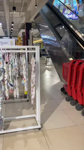 Dulu sering banget nonton film disini , sedih juga sekarang jadi lebih sepi pengunjung . 