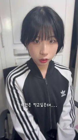 #광고 @60chicken 치킨에 이런 매력이..?🫢 한 입 먹자마자 입안 가득 퍼지는 ✨짜릿✨한 쯔란 향신료와 바삭한 윙봉의 조합은 그냥 반칙이에요 🤍 기본 소스도 맛있지만..! 쯔란 분말 콕 찍어 먹으면 진짜 미쳤어요 🧚🏻‍♂ 맥주는 먹어본 적 없지만 치맥에 잘 어울리는 느낌?! 저는 치콜로 갈게요🩵 쯔란 처음 도전해보는 분도 걱정 마세요! 부드러운 윙봉이라 누구나 맛있게 드실 수 있어요☺ #60계치킨 #쯔란윙봉 #쯔란윙봉치킨 #치킨추천 #치맥 #윙봉맛집 #맛집추천 #향신료러버 #냐린 #치킨은_사랑