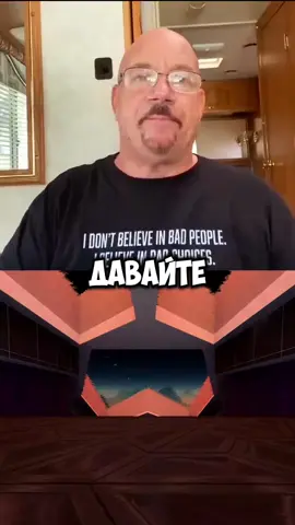 Тюрьма Атланты (официальное название — Федеральное исправительное учреждение Атланты) является одной из старейших федеральных тюрем США. Она расположена в городе Атланта, штат Джорджия, по адресу 601 McDonough Blvd SE. Учреждение функционирует с 1902 года и входит в систему Федерального бюро тюрем (BOP). Основной корпус рассчитан на содержание около 2 000 заключённых и относится к тюрьмам среднего уровня безопасности. Помимо этого, здесь есть следственный изолятор для временного содержания подследственных. Эта тюрьма известна тем, что в разное время в ней находились знаменитые заключённые. В 1930-х годах здесь содержался Аль Капоне — один из самых известных гангстеров в истории США. В 1960 году в тюрьме ненадолго оказался Мартин Лютер Кинг-младший, арестованный за участие в акциях протеста. В более поздний период здесь отбывали наказание финансист Майкл Милкен, осуждённый за махинации на рынке ценных бумаг, и мексиканский наркобарон Хоакин «Эль Чапо» Гусман перед экстрадицией в Мексику. В 1987 году в тюрьме произошёл крупный бунт, вызванный неудовлетворительными условиями содержания. Заключённые захватили часть здания, требуя улучшения медицинского обслуживания и условий проживания. Инцидент привлёк внимание общественности и привёл к некоторым реформам в системе. Сегодня тюрьма продолжает функционировать, оставаясь важным элементом федеральной пенитенциарной системы США. Её история, возраст и список известных узников делают её одним из самых узнаваемых исправительных учреждений в стране. Если вас интересуют дополнительные аспекты — например, современные условия содержания или попытки побегов — можно рассмотреть их отдельно.