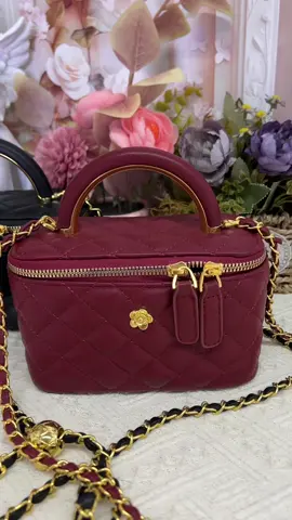 **👜 Elegant Quilted Chain Strap Handbag – Timeless & Functional!** A perfect blend of **classy quilted texture** and **modern chain strap** design for effortless style. **✔️ Luxe quilted exterior** **✔️ Adjustable chain/shoulder strap** **✔️ Roomy & organized interior** #QuiltedHandbag #ChainStrap #DesignerBag #EverydayChic #OfficeToEvening #LuxuryAccessories #TrendyPurse #CommuterBag #WomensFashion #VersatileStyle