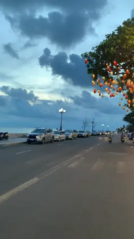 Muốn nắm tay anh đi qua giông bão, nhưng lại quên mất anh có nguyện ý đi cùng em hay không?#xuhuong#fyp#vungtau#beach#chill#tamtrang#viral 