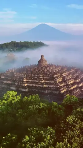 Borobudur simbol toleransi universal. #presiden #prabowosubianto #emanuelmacron #gerindra #dpcgerindrakotatangerang 