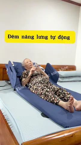 Chiếc đệm nâng hạ này có thể thay thế cho chiếc giường y tế cồng kềnh. Tiệm lợi và thoải mai cho người già và bệnh nhân khi sử dụng . #thietbichamsocsuckhoe #nguoigia #chamsocbenhnhan #chamsocnguoigia #demnanghatudong 