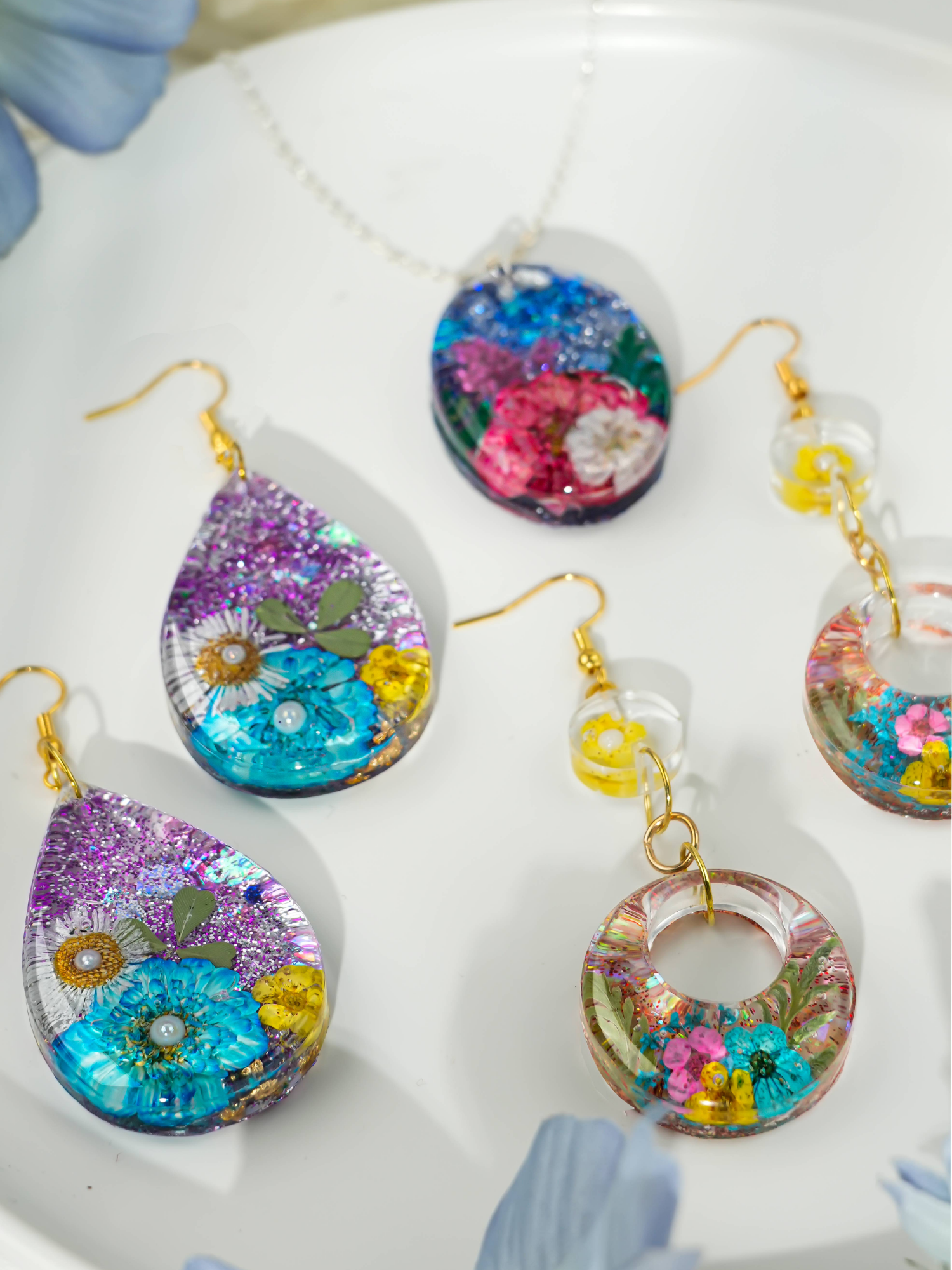 ✨ Sparkle overload! ✨ These UV resin earrings with real flowers & glitter shine from every angle 💎💐 Turn your creativity into glowing accessories! #glitterresin #resinjewelry #sparklecrafts #HeyClearResin #uvresinart #HeyClear