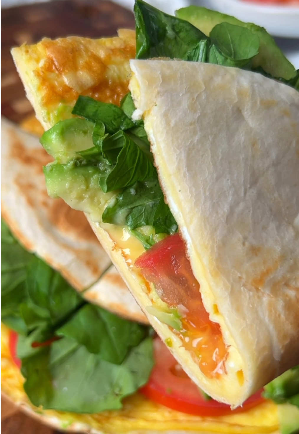 الذ واسهل بيض بالتورتيلا 🍳 Easy Breakfast Eggs with Tortilla  ‏@passion.kitchen1 المقادير والطريقة: بيض  تورتيلا طماطم شرايح جبن شرايح جرجير او سبانخ افوكادو ملح . في اناء نخفق البيض والقليل من الحليب والملح في مقلاه مدهنونه ومسخنه نضع البيض المخفوق ونتركة على حراره متوسطه الى منخفضة حتى يبدا بالاستواء ثم نضيف التورتيلا قبل ان ينشف تماما ونضغطه حتى يلتصق بالبيض ثم يقلب ويوضع شرائح الجبن والطماطم والجرجير والأفوكادو ( يمكن استخدام اي خضار تفضلون ويثنى للنصف ويرفع وبالعافية.. #الشعب_الصيني_ماله_حل😂😂 #جوع_اخر_الليل #فطور #غداء #عشاء #fyp #بيض #تورتيلا #فطور_الصباح #فطور_صحي #فطوري #فطور_صباحي #اكلات_سريعة #اكل_صحي #breakfast #egg #eggs #eggtok #eggsandwich #healthy #healthyfood #healthybreakfast #EasyRecipe  #وصفة_سهلة #وصفات_صحية #Recipe #breakfastideas 