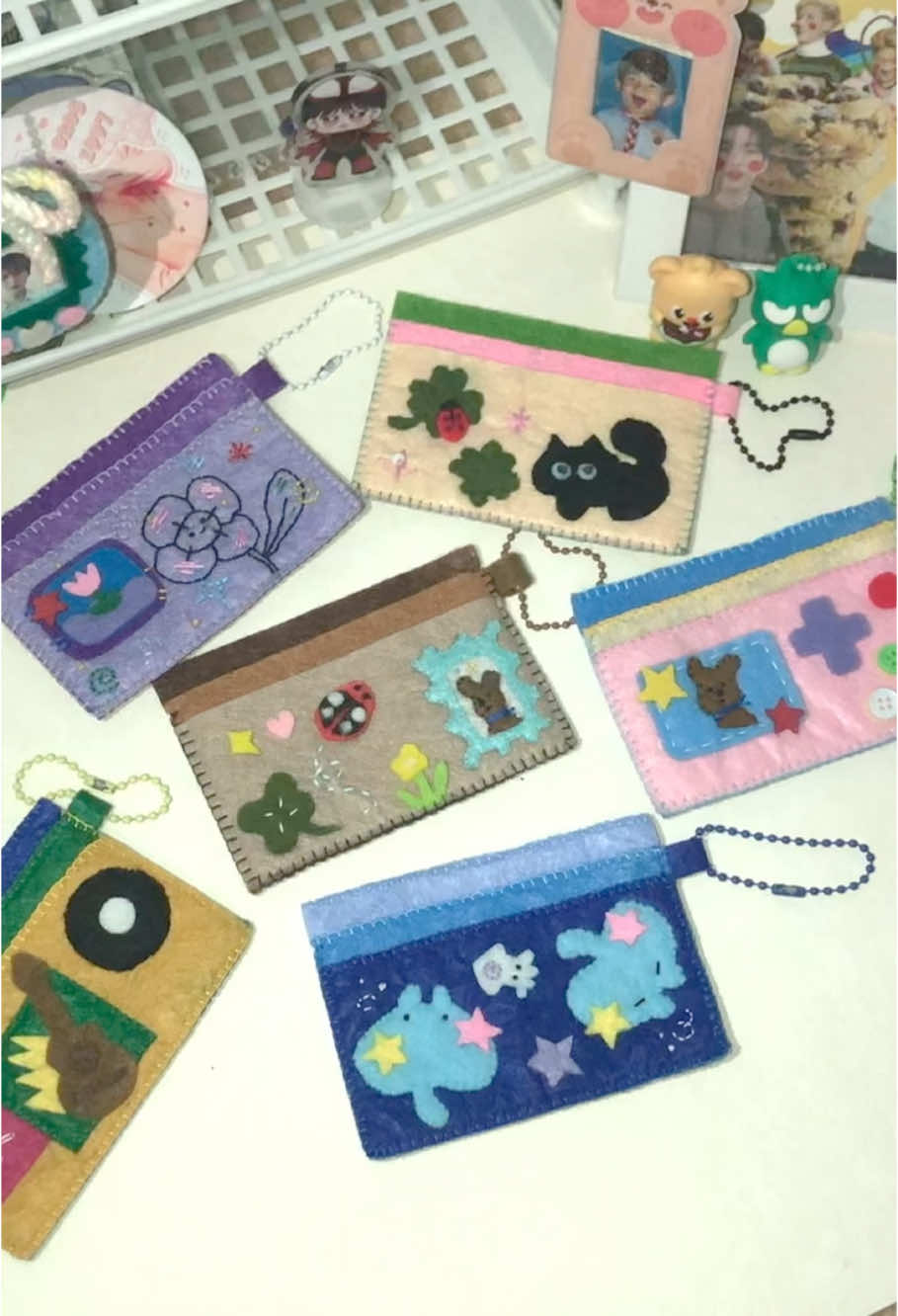 Felt cardholder — 𝝑𝝔 ราคา 59.- กระเป๋าผ้าสักหลาดลายน่ารัก ใส่ได้ทั้งการ์ด บัตร เงินสด มีพวงกุญแจห้อยพกพาความน่ารักได้ด้วยน้าา💭💟#feltcraft#feltcraftหลาด #พวงกุญแจ #พวงกุญแจผ้าสักหลาด 