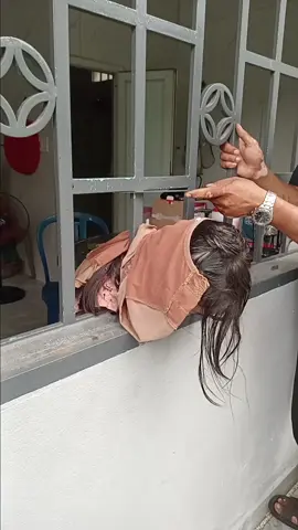 con với cái.  nghĩ hè ở nhà nó báo  chán cho con gái 