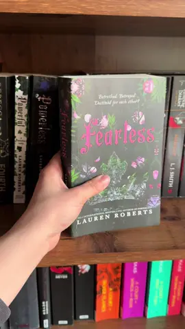 The wait is over 🥹 can’t wait to get my hands on the official paperback though! #fearless #fearlesslaurenrroberts #powerlesslaurenroberts #powerless #powerful #powerlesstrilogy #kaiazer #paedyngray #paedynandkai #kaiandpaedyn 
