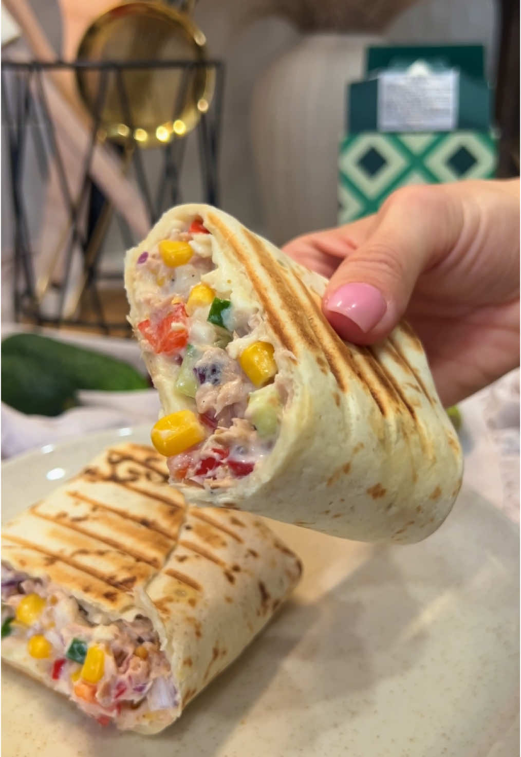 Бурріто з тунцем та овочами🌯 Свій новенький гриль від Tefal замовила на сайті @kibernetiki.com.ua 💛 У них великий вибір товарів, можна знайти усе необхідне за класними цінами😍 ✅А також у них є великий магазин у ТРЦ Lavina Mall, тому можна завітати ще в гості💛 ❣️Разом з Кібернетики даруємо вам знижку -10% на всю дрібну побутову техніку за промокодом  «Olena», яка діє до кінця червня❣️ Інгредієнти для бурріто: ✨ лаваш або піта ✨ консервований тунець ✨ солодкий перець ✨ огірок ✨ синя цибуля ✨ грецький йогурт ✨ діжонська гірчиця ✨ моцарелла (за бажанням) ✨ сіль, перець Смажимо на грилі 2-3 хвилини до рум'яної скоринки. Смачного🫶🏼 #рецепти #смачнірецепти #закуски #обід #вечеря 
