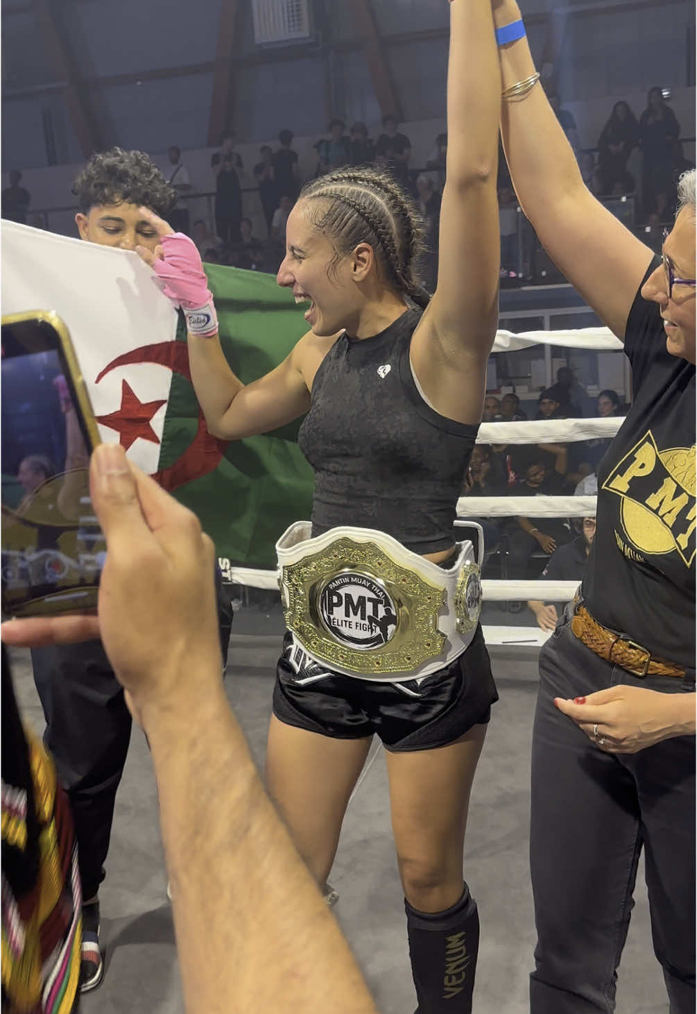 🎬✨ “Ils pensaient voir une danseuse… Ils ont découvert une championne.” 💃🔥 Sirine entre en scène comme une reine. Grâce, flow, confiance. 🥊💥 Mais quand la cloche sonne… c’est une autre énergie. Une lionne. 👑 Elle fait taire les doutes, elle enchaîne les coups. 🚨 Résultat ? Victoire Ceinture PMT Elite Fight dans la poche. 🎤 Danse. Boxe. Victoire. Sirine fait tout. Et elle le fait bien. #dz #dzpower #kabyle #muaythai 
