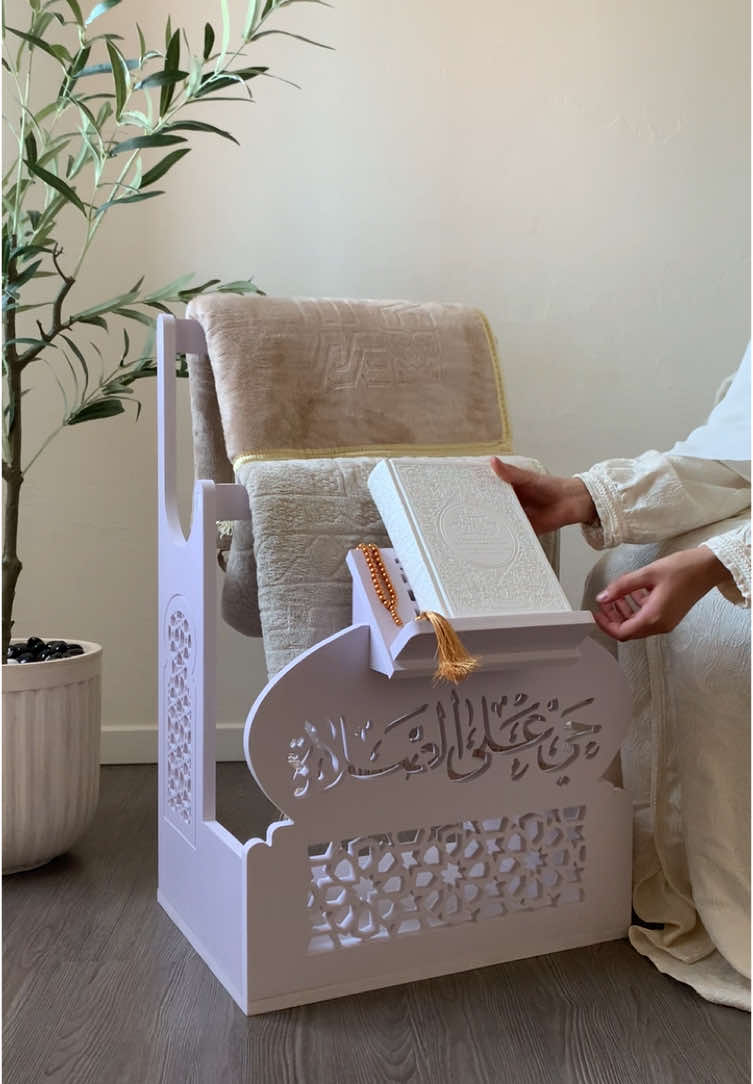 L’élégance de notre porte tapis et porte coran 🕌📿 #tapisdepriere #pourtoi #rangement #homedecor #france #decoration #cadeau #elegantdecor #foryou #muslimlife 
