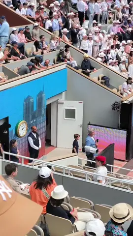 Entrée de #Sinner sur le #PhilippeChatrier à @Roland-Garros #RolandGarros #RolandGarros2025 