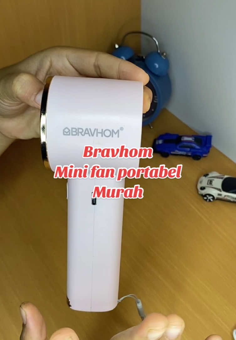 Mini fan portabel murah dari bravhom, kipas ini memiliki bentuk kecil simpel, warna menarik, memiliki 3 level kecepatan angin, dan dilengkapi lampu warna warni, bisa di beri aroma terapi. Paket pembelian dapat kabel pengecasan dan juga tali. #minfanportabelmurah #minifan #minifanportable #kipasanginturbo #bravhom #satukontentiaphari #30harireviewproduk 