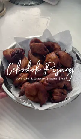 Cekodok Pisang 🍌✨ Resepi sedap, senang dan tak perlu banyak bahan! Bahan-bahan: 🍌 Pisang yang banyak bintik (lagi manis, lagi best!) 🧂 Sedikit garam 💨 Sedikit baking soda 🥄 5 sudu tepung 🍯 Kalau suka manis, boleh tambah gula! Jom buat Cekodok Pisang yang rangup luar, lembut dalam! Tak susah pun, siapa pun boleh jadi chef! 👩‍🍳👨‍🍳 #MorePowerWithArmAndHammer #ARMandHAMMER #BakingSoda #MorePowerToYou #fyp #cook #cooking #cookwithme #pisang #cekodokpisang #cookingtiktok #CookingHacks #bakingsoda #goreng #delicious #banana 