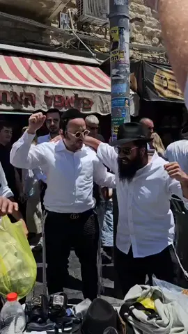 Lipa Schmeltzer in the Shul Machane Yehuda 
