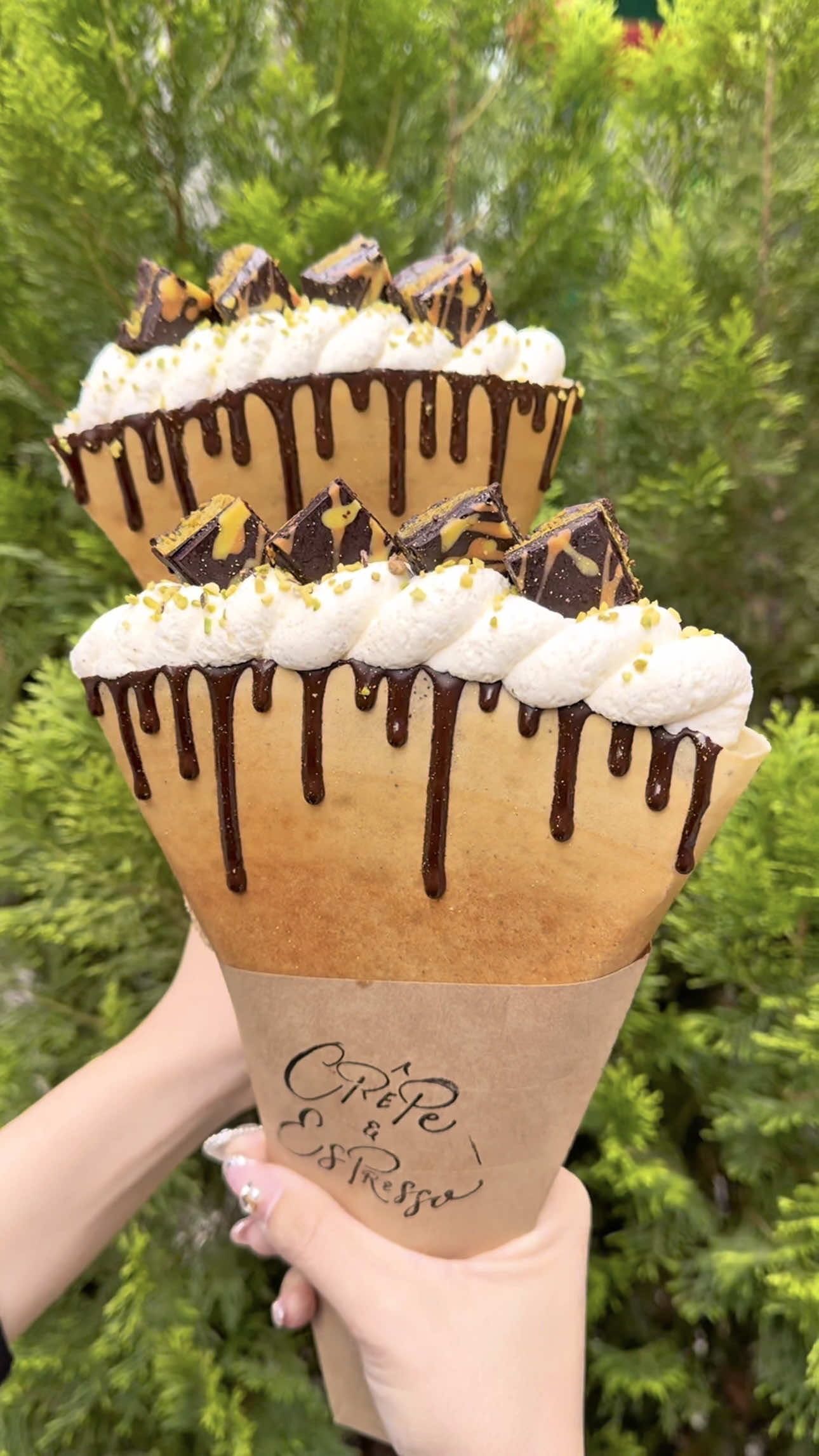 新感覚ドバイチョコクレープ🍫 カリッと香ばしいクレープ生地に とろ〜りチョコソースとふわふわの自家製ホイップ 流行りの“ドバイチョコ”を贅沢にトッピング✨️ ピスタチオの香ばしさとチョコの濃厚さ 口どけなめらかな生クリームが最高に合う😍 超オススメ🫶🏻 📍東京・自由が丘 『クレープとエスプレッソと自由形』 ドバイチョコメルト ¥1800 #東京グルメ #東京カフェ #クレープ #japanesefood #tiktokfood 