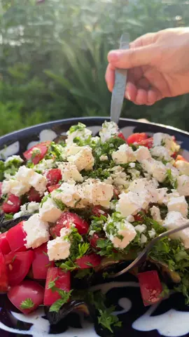 Это просто бомбэо 🤤 я готова кушать его каждый день 😁🥰 Сочетание продуктов 🔥 Обязательно готовьте👌🏻 🍆баклажаны  🫑болгарский перец 🍅помидоры 🌿кинза/петрушка/укроп 🧀сыр называется Cuptaku (вы наверняка его встречали) 🧄чеснок 🧂соль/специи по вкусу 🥄 масло подс. ароматное 🤎кедровые орешки ( по-желанию) Баклажаны и перец нарезать, добавить немного раст.масла, хорошо перемешать и выложить на решетку ( решетку тоже можно смазать маслом, чтобы не прилипали овощи) обжарить с 2х сторон. Соединить все ингредиенты, можно заправить немного пахучим маслом, посолить, все хорошо перемешать и сверху посыпать кедровыми орешками.  Это правда ооочень вкусно🤤 #шашлык#мангал#природа#еда#закуска#намангале#наприроде#рецепты
