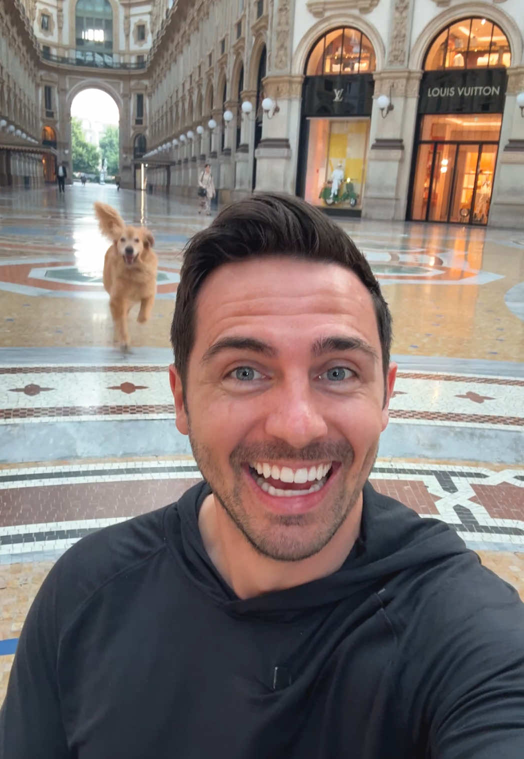 Ellie's little tail wags waiting for the selfie 🥺