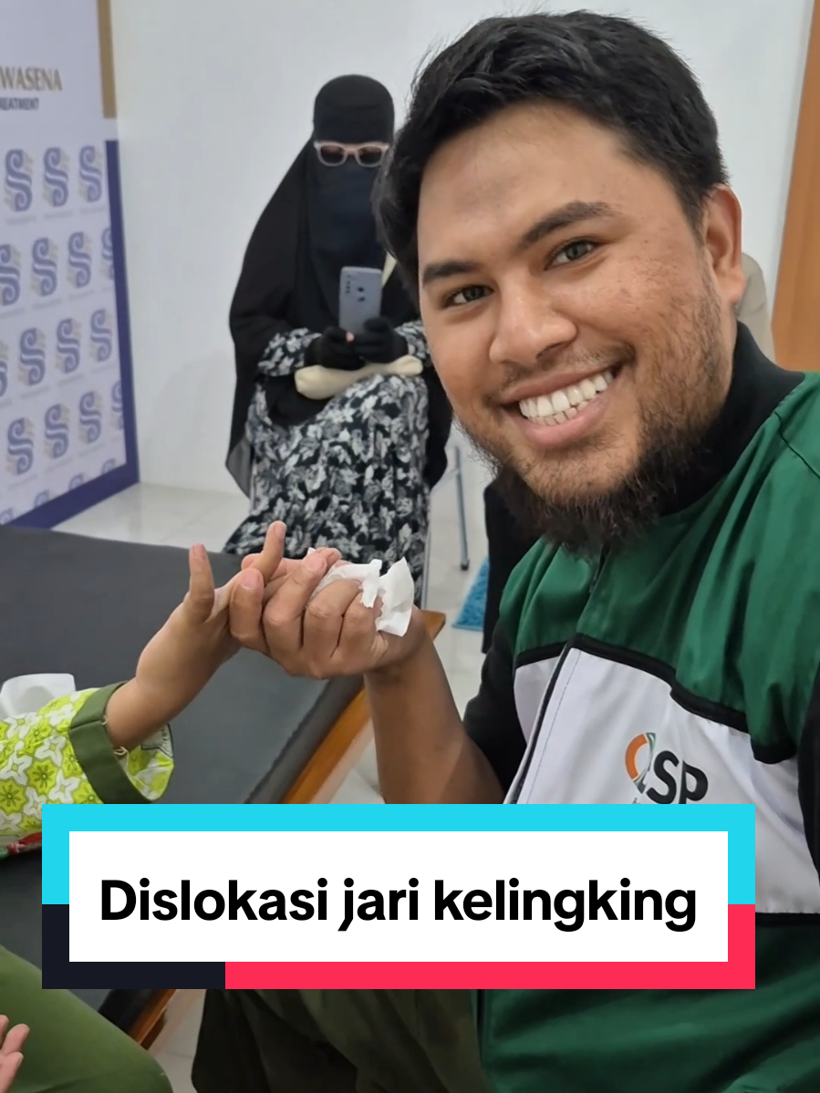 kasus dislokasi jari kelingking... langsung rilis.. tinggal masa pemulihan... . . . #sangkalputung #dislokasisendi #patahtulang #keseleo #terkilir #cideratulang #tulangpatah #viral #pengobatan #tiktok  #tradiosonal #acl #dislokasi #pengobatantradiosonal #pengikut #sorotan #fyp  #sangkalputungbudi #bsp  #tulangpatah #tulangbengkok #yanmu #kaderyanmu #intiraga