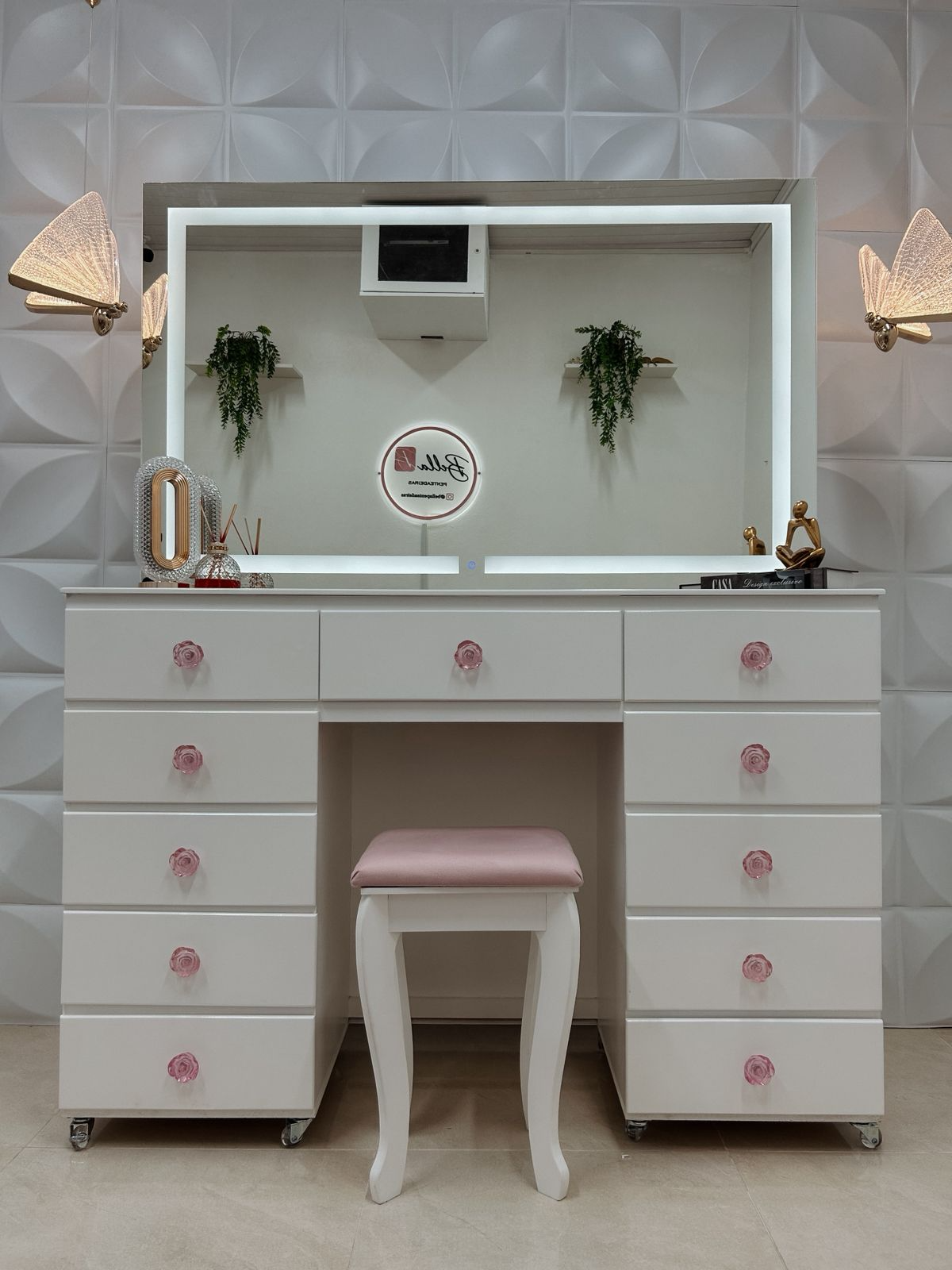💫 Chegou o toque de glamour que faltava no seu quarto! Nossa penteadeira de 1.30m é mais do que um móvel — é seu novo altar da beleza! ✨ Com iluminação digna de camarim, espaço para todos os seus queridinhos e um design de tirar o fôlego… é impossível não se apaixonar! 💖 👑 Marque a amiga que merece esse luxo na vida dela! 🔖 Salve para quando for montar o seu cantinho dos sonhos!  #decoration #penteadeira#movel#sonho #BellaPenteadeiras#CantinhoPerfeito #transiçãocomestilo #organização #EspelhoEspelhoMeu #EstiloComClasse #inspirar