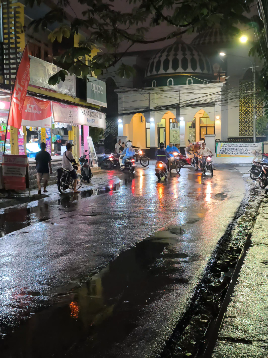 heran sama sukaraja kenapa tiap malam jalannya basah trus ya😌 #masjidquba #sukaraja #pocox7pro #seputarbogor #afterhujan ##vibesbogor #bogorhits #viral #fypシ゚ 