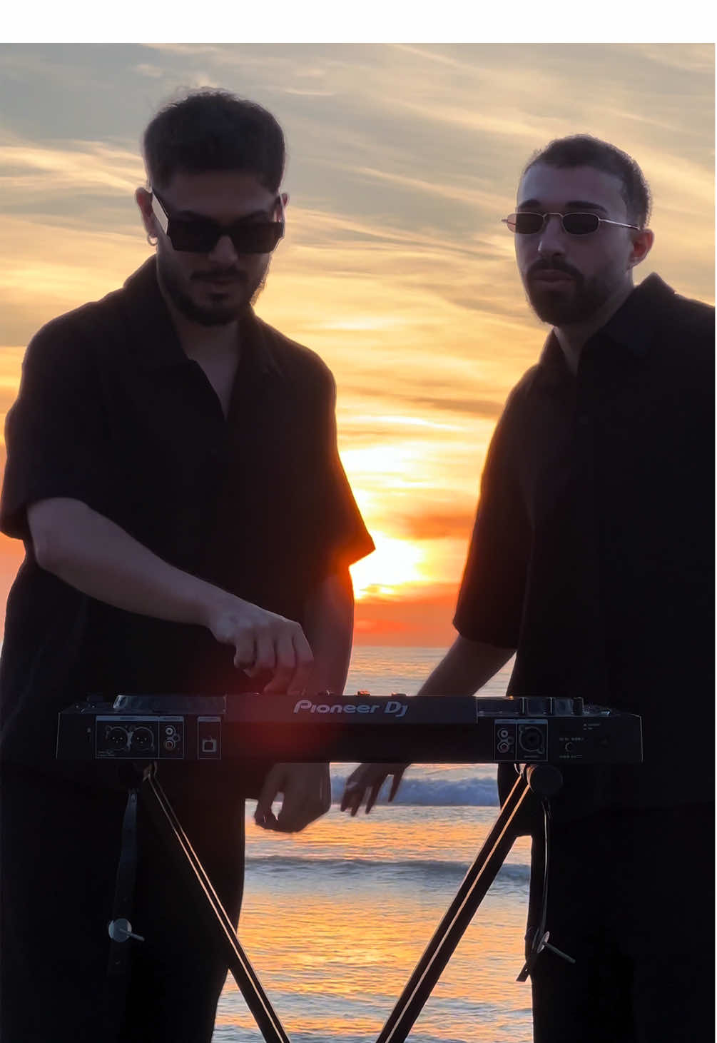 Can you feel the vibes?  #instantcrush #daftpunk #afrohouse #sunsets #djset 
