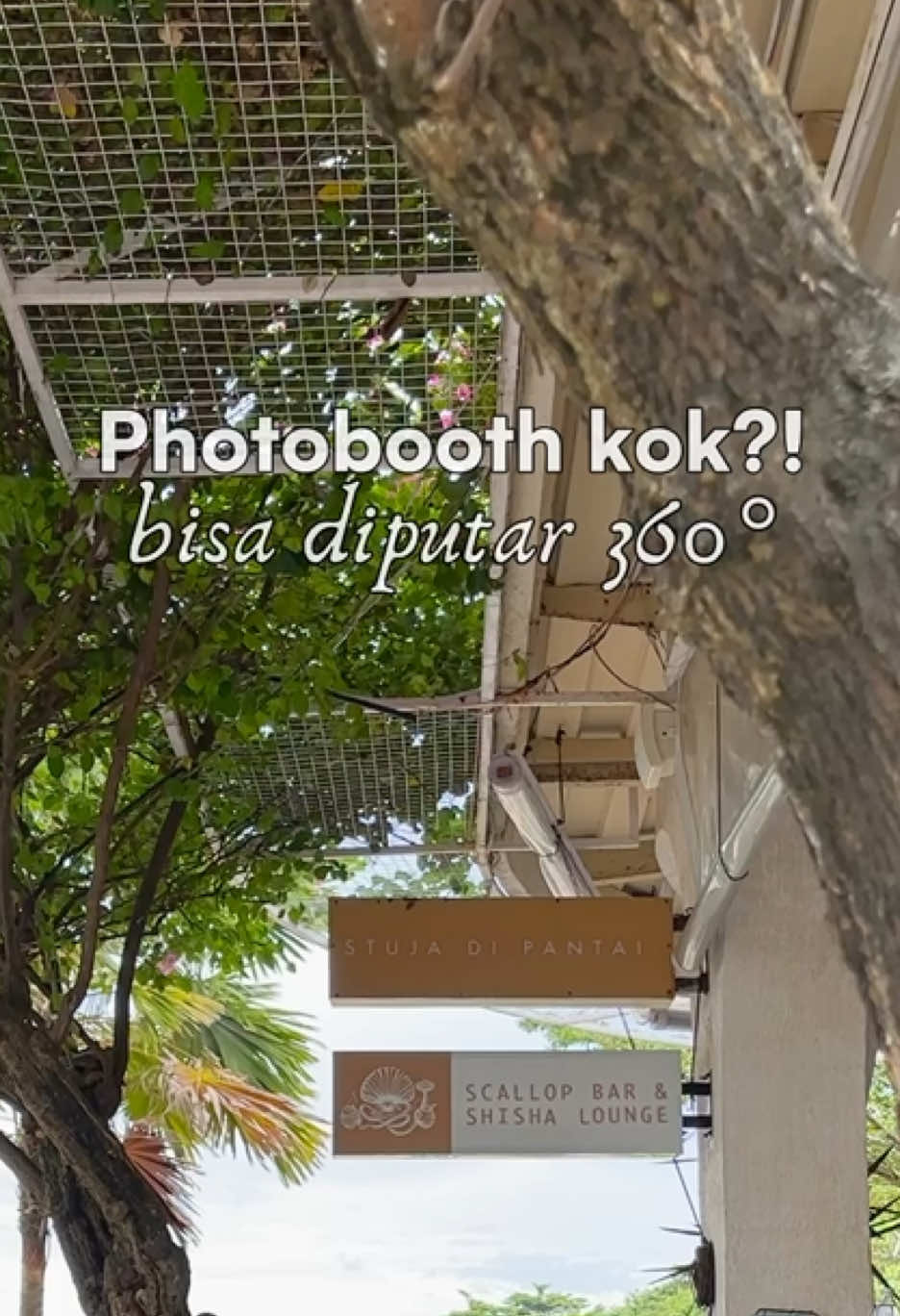 Photobooth bisa diputar 360° 📍Stuja di Pantai 🌊  Tenang gak disini aja, semua mesin Difotoin semuanya bisa diputar yaaa!  #Difotoinid : 1. Foto dulu baru bayar  2. Bisa diputar-putar 3. Ada 2 pilih angle camera (normal & wide) Kata Mindi, cus cobain dulu kalau ketemu mesinnya ya 🥰