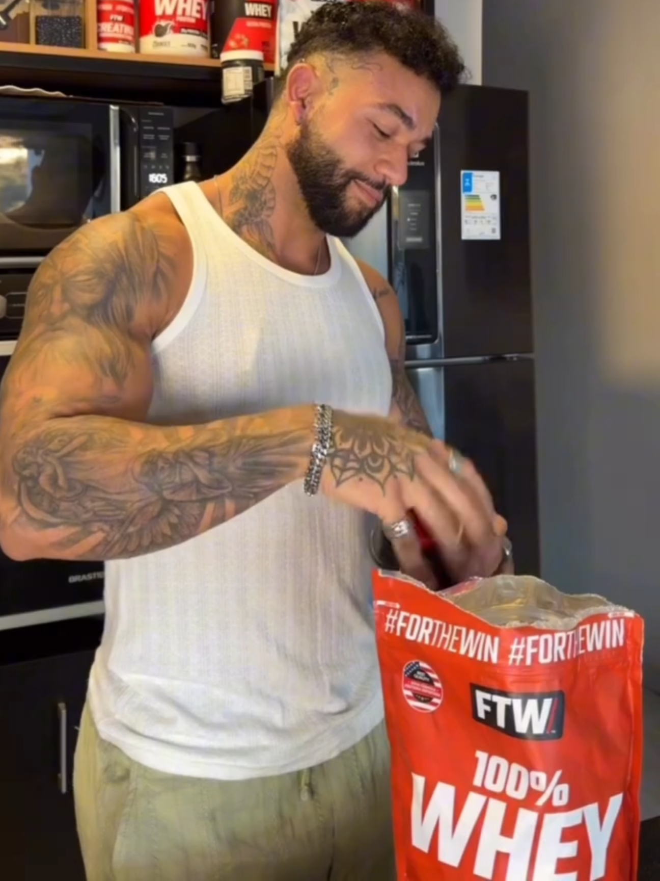 Quando a visita vai na sua casa, e a única coisa que você tem para oferecer é Whey... Cupom  CALASANSFTW @michaelcalasans  #Whey #wheyprotein #Proteina