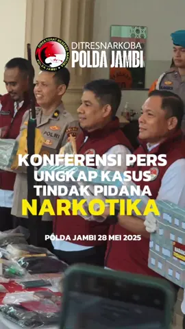 konferensi pers 28 Mei 2025, Kapolda Jambi lrjen Pol Krisno H. Siregar memimpin langsung pemaparan hasil pengungkapan kasus-kasus narkotika terbaru yang melibatkan jaringan lokal hingga internasional, lengkap dengan barang bukti senjata api, kendaraan, aset properti, dan uang tunai senilai miliaran rupiah. Kapolda Jambi lrjen Pol Krisno H Siregar, S.I.K., M.H. mengatakan dengan tegas bahwa Polda Jambi tidak Hanya kejar Pemakai, namun akan Kejar Bandar dan Pengendali. Kapolda Jambi menyampaikan dengan tegas bahwa Jambi merupakan daerah lintasan peredaran narkoba yang memiliki pasar tersendiri, termasuk pengguna dari kalangan sopir logistik, pekerja tambang, hingga petani sawit. 
