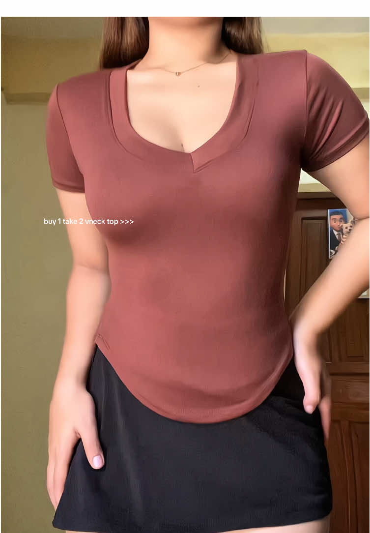 #vnecktops #vnecktop #vnecktopforwomen #vnecktopsforwomen #vneckshirt #vneckoutfit 