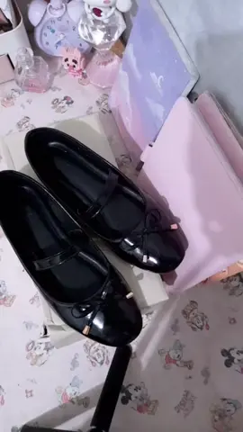 flatshoes hitamnya cantikk mengkilap😜cocok buat kuliah guyss, murah jugak😍 #sepatuwanita #flatshoes #flatshoescantikk #kuliah #OOTD #fashion #outfitkuliah #fyp 