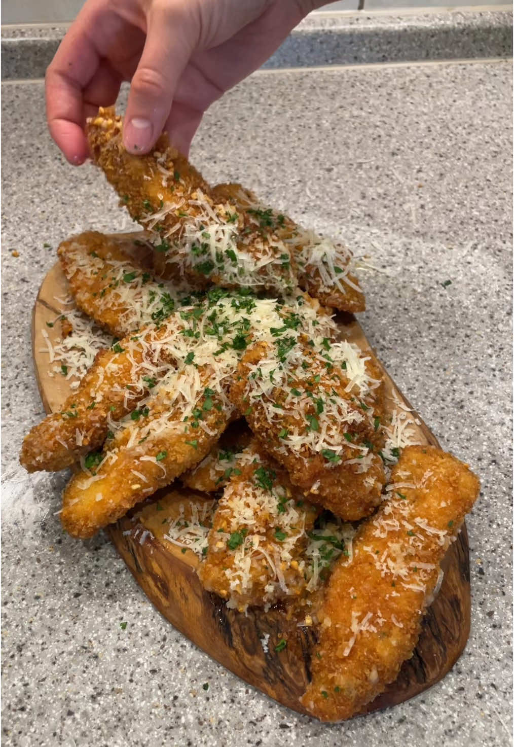 Garlic Parmesan Chicken Tenders🔥 Das beste was ihr je essen werdet.  • Für das Hähnchen: - 2 Hähnchenbrust - 2 TL Salz - 1 EL Pfeffer - 1 TL Knoblauchpulver - 1 TL Oregano • Für die Panade: - ca eine halbe Tüte Panko - Mehl etwa 100g - 4 Eier  - etwas Salz und Pfeffer  • Für die Soße : - 150g Butter - 4 Knoblauchzehen ( gehackt)  - etwa 100g geriebener Parmesan - gehackte Petersilie  • Zum Frittieren  - 1 Liter Sonnenblumenöl  Das panierte Hähnchen bei etwa 190 Grad goldbraun frittieren. Dauert ja 4-5 Minuten.  Die Butter zerlassen , den Knoblauch dazu und gemeinsam anbraten lassen, nicht zu lange. Die Butter sollte dabei nicht verbrennen und nicht dunkel werden. Die heiße Mischung dann über die Tenders gießen und gut vermischen. Gutes Gelingen.