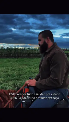Ter um pedaço de terra hoje é uma das maiores garantias de liberdade, paz e qualidade de vida. Enquanto a cidade vira um hospício moderno, barulho, trânsito, caos, excesso de estímulo e gente adoecida, a vida no campo continua simples, direta, real. Lá é onde as coisas fazem sentido. Na roça você acorda com o som dos passarinhos, pisa descalço na terra, colhe o que você mesmo plantou. Vive no ritmo do sol, e não do relógio. Não é romantização, não, dá trabalho, cansa, mas é um cansaço que fortalece. Um cansaço que alimenta, que traz propósito. Bem diferente de passar o dia inteiro dentro de ônibus, comendo qualquer coisa e vivendo pra pagar conta. Com um pedaço de terra você tem autonomia. Planta sua comida, cuida dos seus bichos, cria seus filhos longe da sujeira e do barulho da cidade. Você ensina valores com o exemplo, e não com discurso vazio. Não precisa de luxo, precisa de raiz. Precisa de chão, de sol, de tempo e de verdade. A cidade virou uma jaula disfarçada de liberdade. É prédio, boleto, vigilância e comida empacotada. No campo tem silêncio, tem trabalho duro, tem comida de verdade, tem tempo pra pensar, pra rezar, pra viver. Não é fuga, é retorno. Retorno à ordem, à essência, ao que realmente importa.