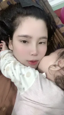 Mẹ bỉm 20 tháng lúc nào cũng ôm con ngủ cái này con ko ghiền hơi mẹ mà mẹ ghiền con. Ưu điểm: nhõng nhẽo , rất ngoan nhược điểm: hơi cọc 🤣#emyeu 