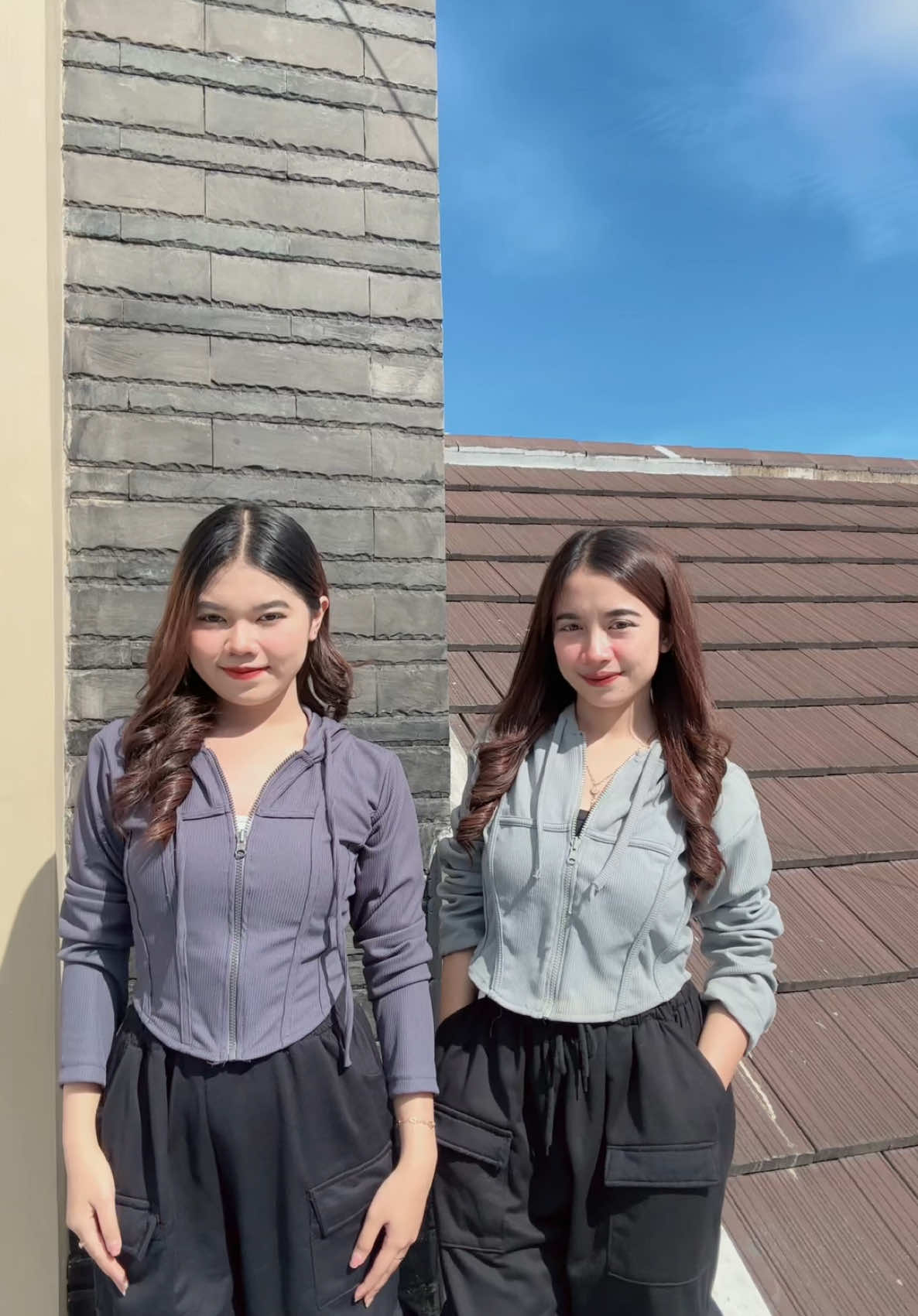 Kalian tim warna abutua atau abumuda nih? Next mau di try on warna apalagi dikomen ya ✨🫶🏻🥰🛍️ #swehoodkekinian #croptop #jaketcrop #hoodiemurah #racunbelanja #atasanwanita #ideoutfit #ootdfashion #rekomendasioutfit #fyp #foryoupage #berandatiktok #xyzbcafypシ #jaketmurah #hoodiemurah #racunoutfit 