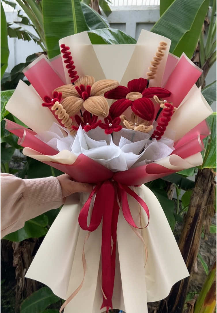 New collection 🌷 Buket ini nggak layu, cuma makin gemes tiap dilihat 🥹🌼 #buket #buketbunga #buketwisuda #buketmurah #buketkawatbulu #kawatbulu #pipecleaners #buketpipecleaner #buketjambi #bukettttttttt #fyp 